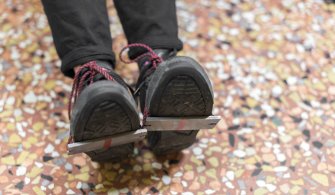 Foto Exaggerated Footsteps 03